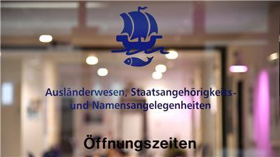 Tür ist geschlossen: Die Mitarbeiterinnen und Mitarbeiter des Bürgerbüros stehen nur noch nach Terminvereinbarung für Bürger zur Verfügung.