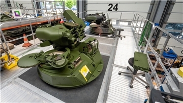 Türme vom Schützenpanzer Marder stehen zur Aufbereitung in einer Halle von Rheinmetall.