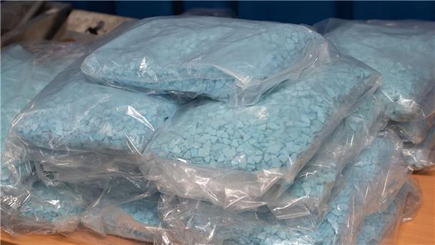 Warum die Droge Ecstasy so gefährlich ist Tüten mit Ecstasy-Tabletten 2021 beim Zollfahndungsamt Berlin-Brandenburg.