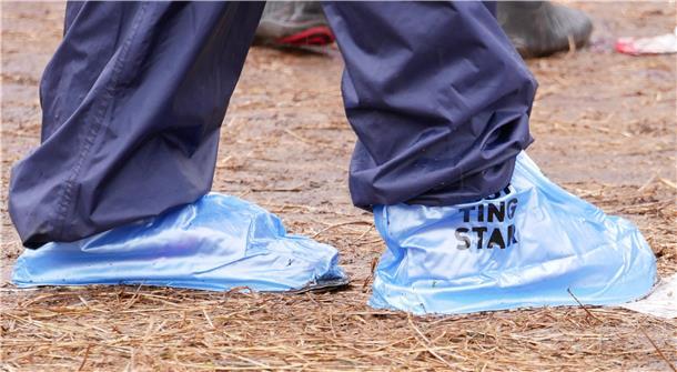 Tüten über den Schuhen sind bei vielen die Alternative zu Gummistiefeln.
