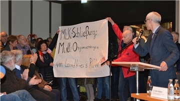 Tumultartige Zustände herrschten im Zevener Rathaussaal Mitte März 2018. Mehr als 500 Besucher bekundeten ihren Protest gegen die angekündigte Schließung des Zevener Krankenhauses. Begleitet von tosendem Applaus trug Dr. Wolfgang Trescher gemeinsam mit seiner Frau Ilonka Timm-Trescher ein Transparent in den Saal. Landrat Hermann Luttmann (rechts) ließ sich davon nicht beeindrucken. Das MLK ist längst Geschichte. Jetzt ist es auch der Förderverein.