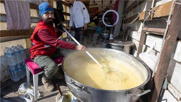 Hoffnung und Trauer: Erschöpfte Helfende in der Türkei Tuncay Ilker kocht auf der Ladefläche eines Lkw in Kahramanmaras eine Suppe.