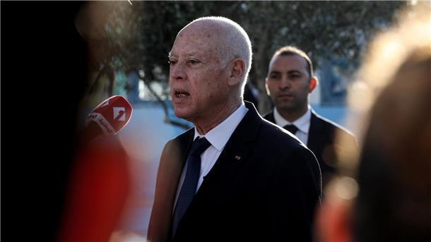 Tunesiens Präsident Kais Saied hat in einer Rede Migranten aus südlich der Sahara gelegenen afrikanischen Ländern vorgeworfen, Gewalt und Kriminalität ins Land zu bringen.