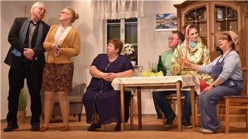 Turbulente Szene mit den Darstellern (von links): Harald Düser, Simone Riesebieter, Heike Antons, Bernd Bunjes, Mareike Böker und Elke Böker.