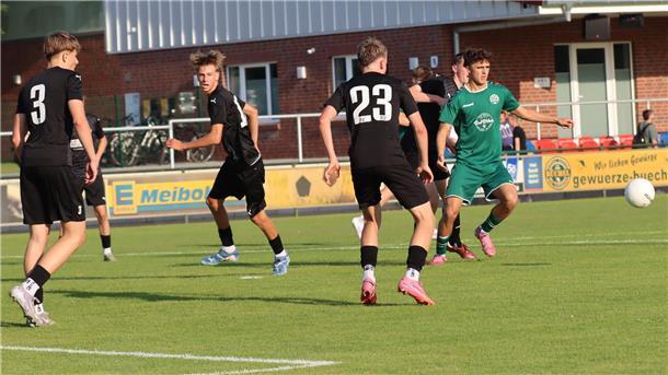 U17 des VfL Sittensen wirft A/O/B/H/Heeslingen aus dem Pokal Turbulenz im Strafraum von A/O/B/H/Heeslingen, aber der Sittenser Bela Tietz (rechts) kann daraus keinen Nutzen ziehen. Später gelang ihm das 1:1 für Sittensen.