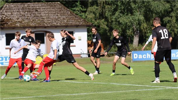 Turbulenz im Strafraum von D/A & Stade, aber der Ball kann von den Gästen geklärt werden. In Oldenburg wollen die Schützlinge von Trainer Syuleyman Shakirov im Abschluss erfolgreicher sein.