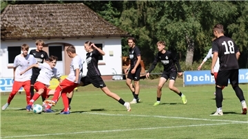 Turbulenz im Strafraum von D/A & Stade, aber der Ball kann von den Gästen geklärt werden. In Oldenburg wollen die Schützlinge von Trainer Syuleyman Shakirov im Abschluss erfolgreicher sein.