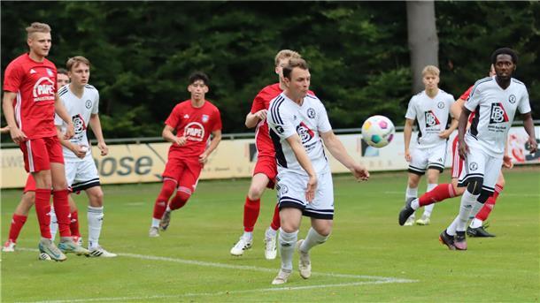 Hesedorf/Nartum gewinnt Samtgemeinde-Derby in Zeven mit 4:1 Turbulenz im Zevener Strafraum, Alexander Sterz klärt die Situation.