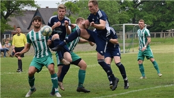 Turbulenzen im Strafraum, wie hier gegen Karlshöfen, gab es auch reichlich beim 4:4 gegen den FC Alfstedt/Ebersdorf.