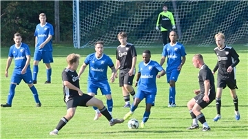 TuS Hipstedt - SG Oste II: Im torreichen Nachbarschaftsderby kamen beim Gastgeber auch wieder im Ort lebende Fußballer aus Südamerika zum Einsatz.