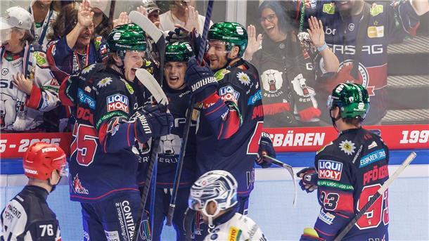 Emotionaler DEL-Start: Aufsteiger Dresden ohne Chance Ty Ronning (2.v.l.) bejubelt mit seinen Kollegen von den Eisbären Berlin den ersten Treffer der neuen DEL-Saison.
