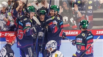 Ty Ronning (2.v.l.) bejubelt mit seinen Kollegen von den Eisbären Berlin den ersten Treffer der neuen DEL-Saison.