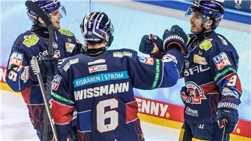 Ty Ronning (r.) erzielte beim Sieg gegen Mannheim das zweite Tor der Berliner.