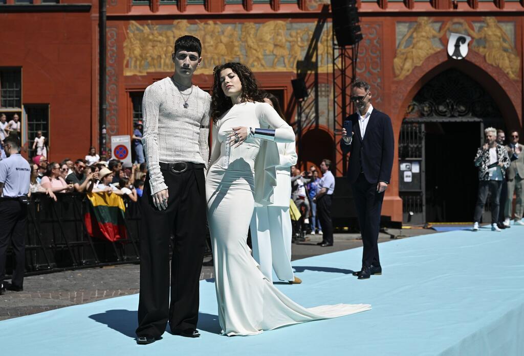 Tynna zeigt sich in einer Art Brautkleid auf dem türkisen Teppich.