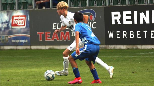 U19-Talent Tjade Motzkus (hinten) feierte sein Oberliga-Debüt und wusste dabei mit und gegen den Ball zu gefallen.