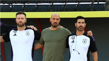 U21-Nationaltrainer Antonio Di Salvo (m) durfte sich über einen Sieg freuen.