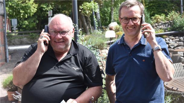 Udo Ehlert (rechts) und Uwe Boehmer helfen mit, die Flüchtlingshilfe in Wohnste zu organisieren. Dank vieler Unterstützer ist es ihnen gelungen, dass sich die Menschen aus der Ukraine in dem Dorf wohlfühlen.