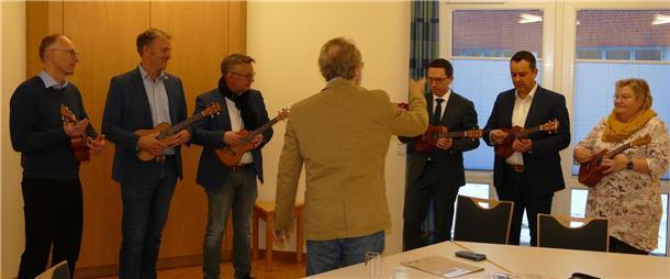 Minister, Bürgermeister und Landtagsabgeordnete spielen Ukulele