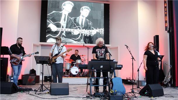 Eine Band auf der Bühne der Konzertmuschel in Tossens mit Udo Tölke am Klavier