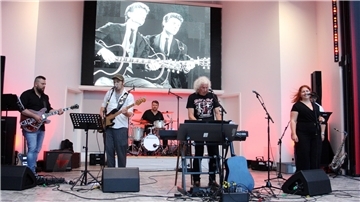 Eine Band auf der Bühne der Konzertmuschel in Tossens mit Udo Tölke am Klavier