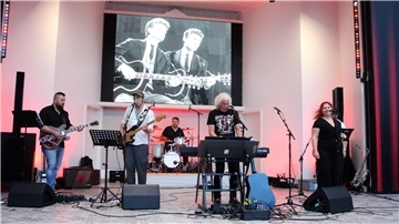 Bild von Udo Tölke und seiner Band in der Konzertmuschel Tossens