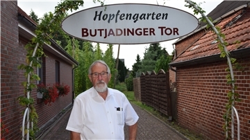 Udo Venema veranstaltet am 11. und 12. September ein Hopfen- und Bierfest rund um das Gelände des Butjadinger Tors in Abbehausen.