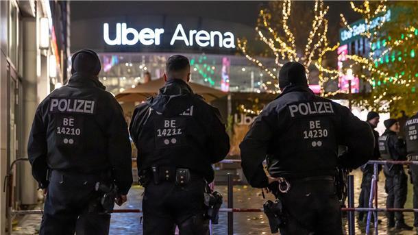 Alba chancenlos gegen Maccabi Tel Aviv - keine Vorkommnisse Über 1500 Polizeibeamte waren rund um das Spiel im Einsatz.