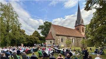 Ein Blick auf das Publikum beim „Midsommarfest“ 2025 in Heeslingen. 