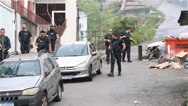 64 Tote bei Polizeieinsatz gegen Drogenbande in Rio Über 2.500 Beamte waren bei der Operation gegen ein Verbrechersyndikat im Einsatz.