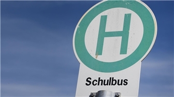 Über 50 Schüler in einem Schulbus - und ein Fahrer, der die Jugendlichen nicht aussteigen lässt. Die Polizei muss anrücken. (Symbolbild)