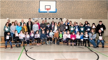 Die erfolgreichen Absolventen des Deutschen Sportabzeichens beim TSV Sellstedt nehmen Aufstellung in der Turnhalle