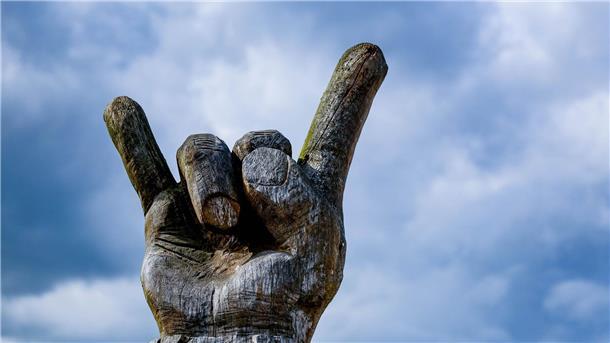 Über allem thront die „Pommesgabel“: Die, die reinkamen - immerhin rund 61.000 Metalfans -, ließen sich den Spaß in Wacken nicht nehmen.