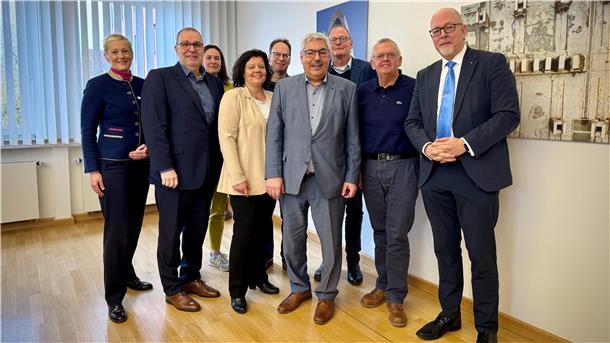 Startschuss für interkommunales Gewerbegebiet zwischen Weddewarden und Langen Gruppenfoto mit mehreren Frauen und Männern. Ein neues Gewerbegebiet entsteht nördlich von Bremerhaven, um die ausgelasteten Flächen im Hafenbereich zu entlasten. Vertreter aus der Region und den Bundesländern trafen sich, um die Weichen für das Projekt zu stellen, das innovative Unternehmen anziehen soll. Ein neues Gewerbegebiet entsteht nördlich von Bremerhaven, um die ausgelasteten Flächen im Hafenbereich zu entlasten.