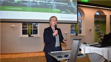 Frau mit Mikrofon