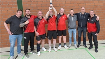 Über den Gewinn von Meisterschaft und Pokalsieg freut sich das Team des MTV Elm II mit (von links) Stephen Augustin, Raphael Müller, Markus Hilken, Mike Brohl, Uwe Pzillas, Thomas Kerstner, Björn Petersson und Ingo Schröder.