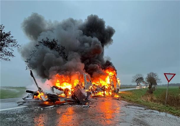 Über die Brandursache und Höhe des entstandenen Sachschadens machte die Feuerwehr keine Angaben.