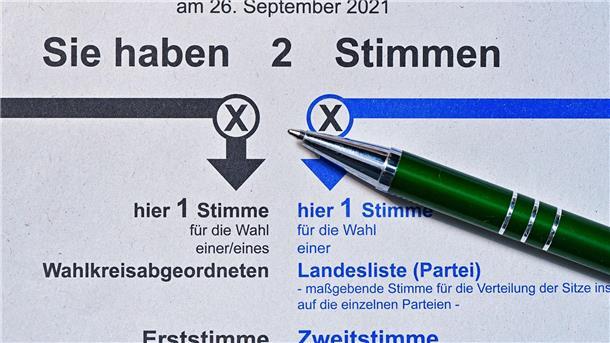 Über die Erststimme werden die Direktkandidaten gewählt, über die Zweitstimme die Zusammensetzung des Bundestages. (Archivbild)