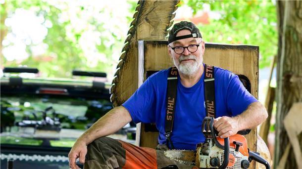 Kunst mit Säge Über die Holzkunst von Andree Löbnitz staunen Leute aus aller Welt.