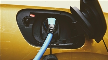 Bild eines E-Autos, das gerade geladen wird