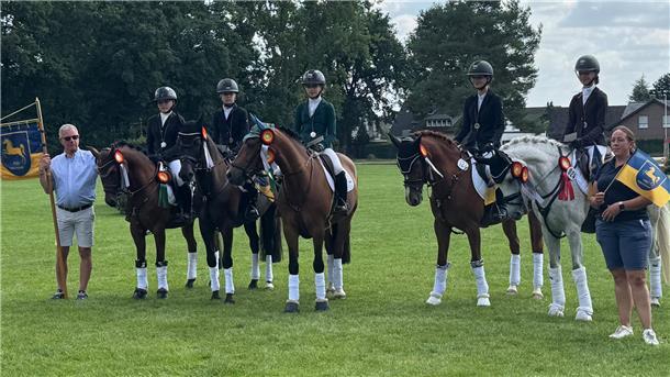 Über die Silbermedaille der Ponyreiterinnen freuen sich (von links): Landestrainer Claus Erhorn, Lisa von Helldorff, Lina Schütz, Lina Quast, Lenja Reitmann, Anna von Helldorff und Christin Tidow.