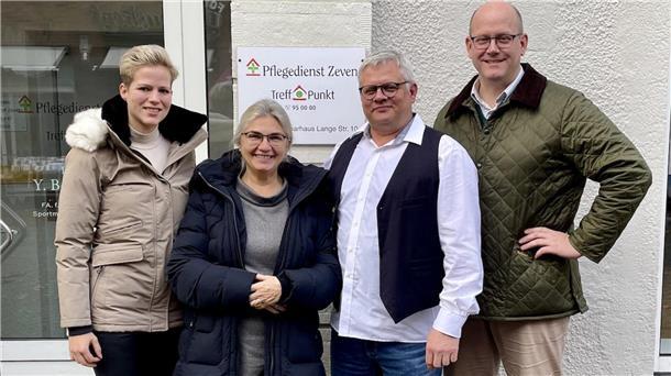 Zevener Dienste auf neuem Weg gegen Personalnot Über die Situation und neue Wege der Kooperation in der häuslichen Pflege im Bereich Zeven hat sich der Landtagsabgeordnete Dr. Marco Mohrmann bei Michael und Marzenna Bendt sowie Elisabeth Blanken (von rechts) informiert.