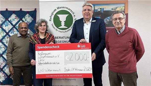 Übergabe des symbolischen Spendenschecks über 2000 Euro von der Landessparkasse zu Oldenburg an den Verein Refugium Wesermarsch
