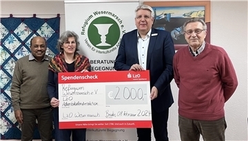 Übergabe des symbolischen Spendenschecks über 2000 Euro von der Landessparkasse zu Oldenburg an den Verein Refugium Wesermarsch