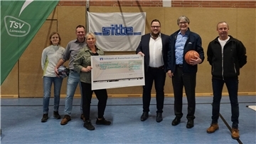 Spendenübergabe von Sitte Elektrotechnik an den TSV Lunestedt in der Turnhalle