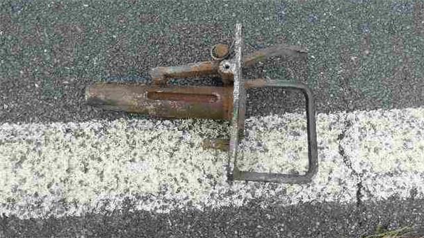Auto fährt über offenbar verlorenes Metallteil: Abgeschleppt  Metallteil auf der Straße
