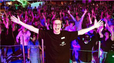 Über drei Jahre war DJ Jannik immer wieder auf Kreuzfahrtschiffen unterwegs. In seinen Monaten an Land legte er bei Hochzeiten oder in Janssens Tanzpalast in Cuxhaven auf. Doch seit Corona ist das nicht mehr möglich.