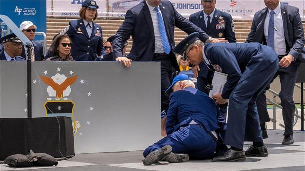 Über einen einen Sandsack auf der Bühne gestolpert: US-Präsident Joe Biden.