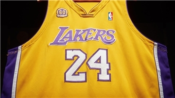 Über fünf Millionen Euro für ein Trikot: Kobe Bryants Lakers-Shirt hat einen neuen Besitzer.