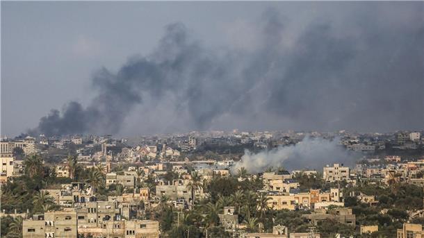 Über Gaza-Stadt steigt dichter Rauch infolge von israelischen Angriffen auf.