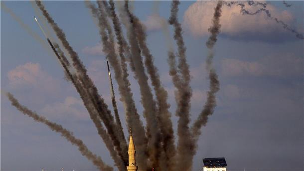 Über Gaza-Stadt werden Raketen auf Israel abgefeuert.
